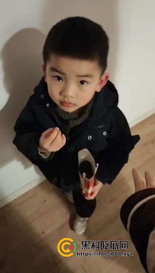 重庆沙坪坝区淫妇【杨芳仪】王者荣耀玩安琪拉勾汉子开操,老公气炸甩出聊天屌穴视频,这浪货一把年纪还挺骚!