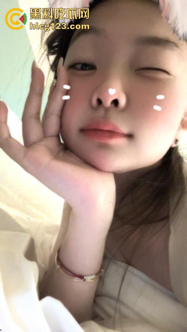 北京外国语大学单眼皮美女校花『俞佳佳』身穿情趣黑丝极致诱惑 被后入抽插