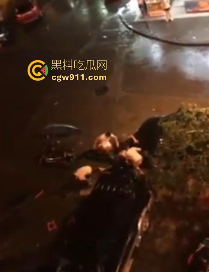 街头斗殴！黑衣男子遭20斤巨石猛砸头部，鲜血直流场面极度暴力，现场视频流出，隔着屏幕都感觉很窒息！