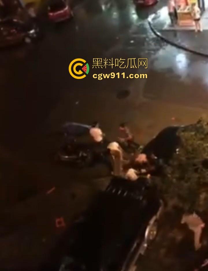 街头斗殴!黑衣男子遭20斤巨石猛砸头部,鲜血直流场面极度暴力,现场视频流出,隔着屏幕都感觉很窒息!