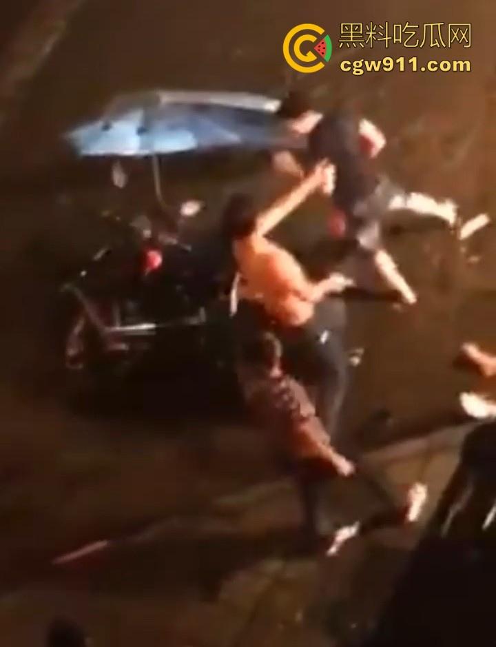 街头斗殴!黑衣男子遭20斤巨石猛砸头部,鲜血直流场面极度暴力,现场视频流出,隔着屏幕都感觉很窒息!