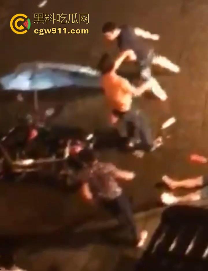 街头斗殴!黑衣男子遭20斤巨石猛砸头部,鲜血直流场面极度暴力,现场视频流出,隔着屏幕都感觉很窒息!