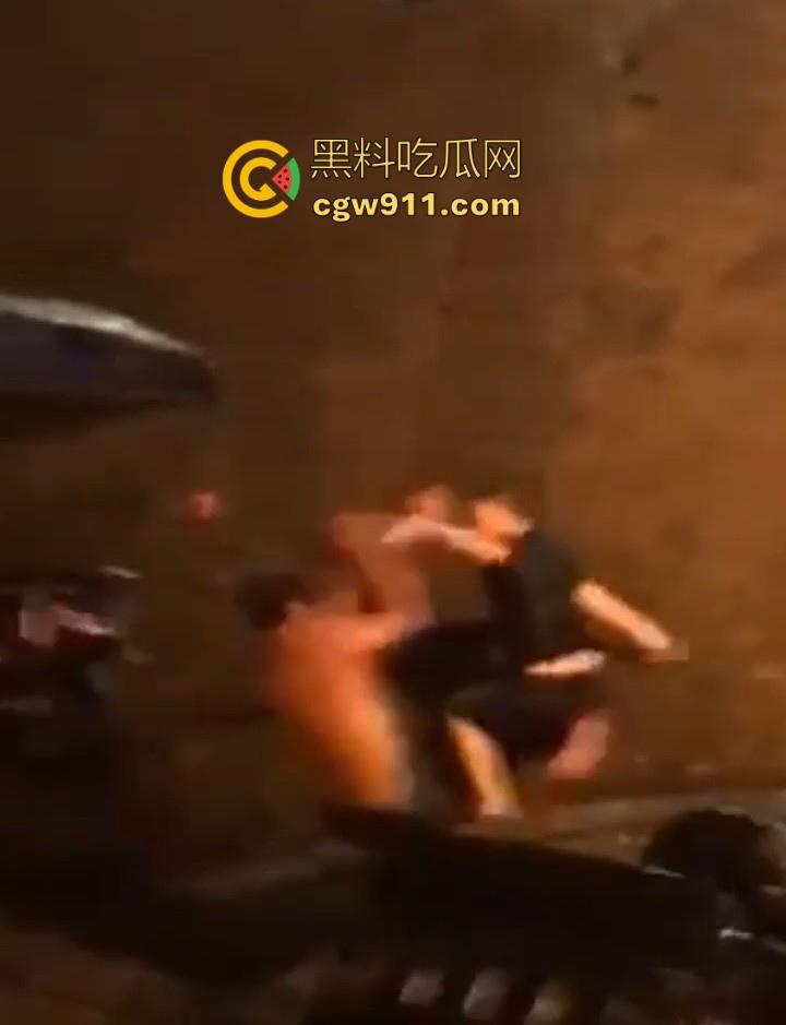 街头斗殴!黑衣男子遭20斤巨石猛砸头部,鲜血直流场面极度暴力,现场视频流出,隔着屏幕都感觉很窒息!