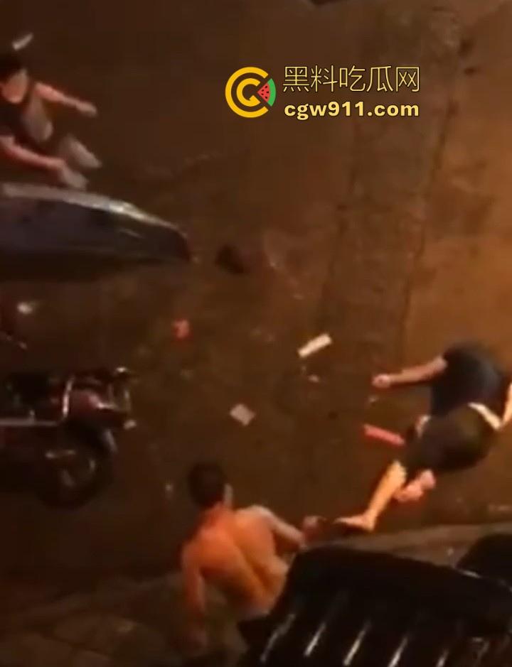 街头斗殴!黑衣男子遭20斤巨石猛砸头部,鲜血直流场面极度暴力,现场视频流出,隔着屏幕都感觉很窒息!