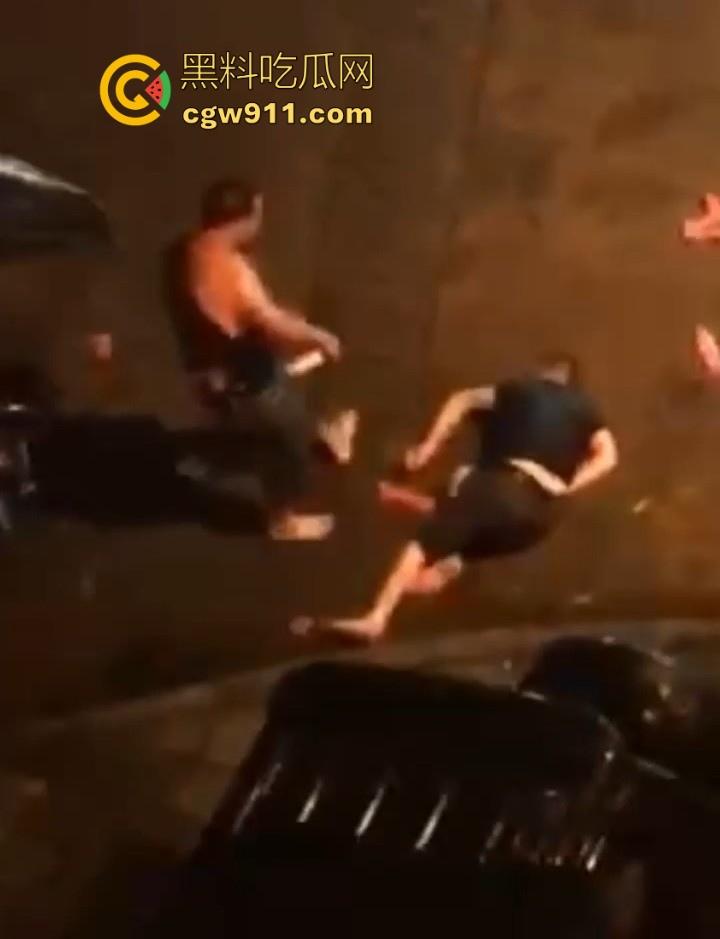 街头斗殴!黑衣男子遭20斤巨石猛砸头部,鲜血直流场面极度暴力,现场视频流出,隔着屏幕都感觉很窒息!