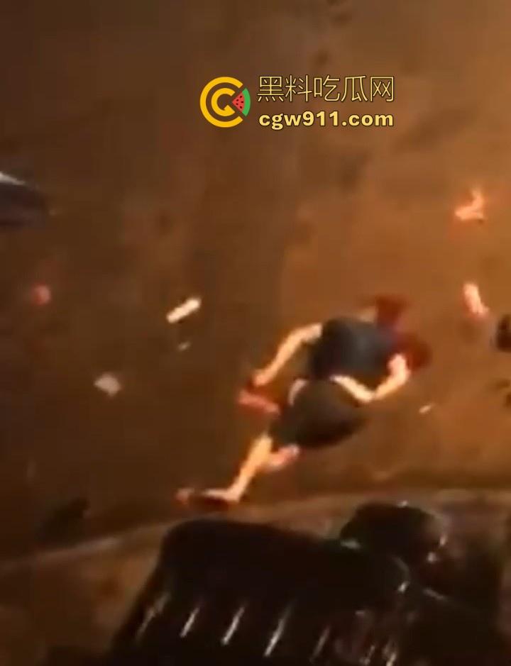 街头斗殴!黑衣男子遭20斤巨石猛砸头部,鲜血直流场面极度暴力,现场视频流出,隔着屏幕都感觉很窒息!