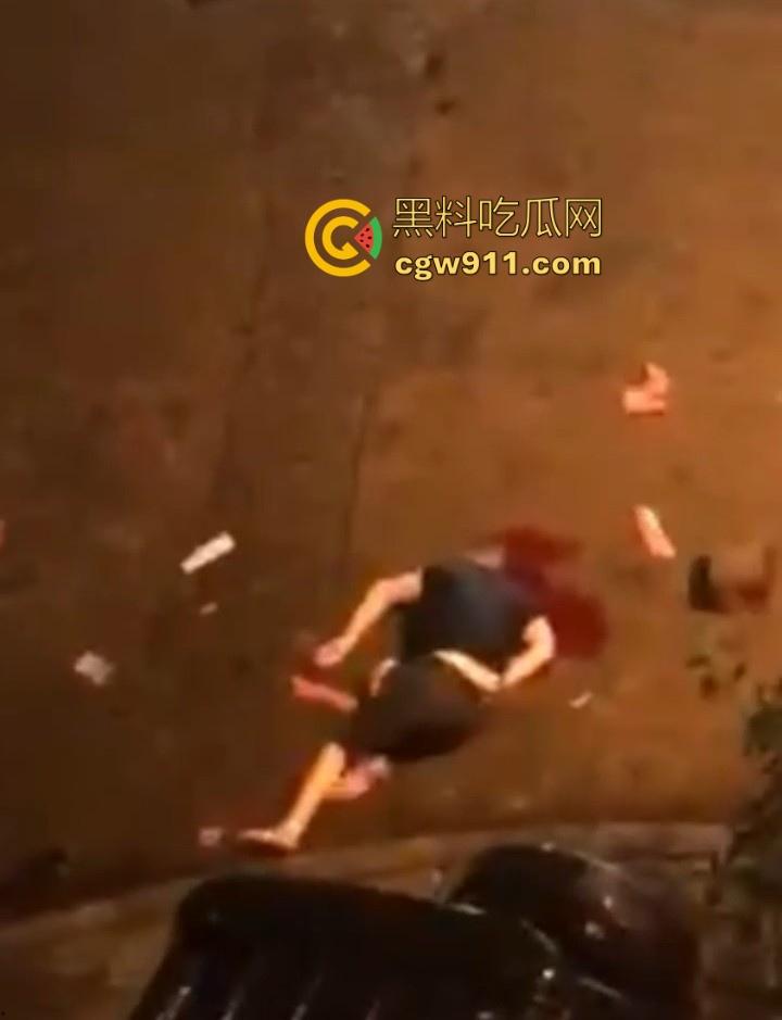 街头斗殴!黑衣男子遭20斤巨石猛砸头部,鲜血直流场面极度暴力,现场视频流出,隔着屏幕都感觉很窒息!