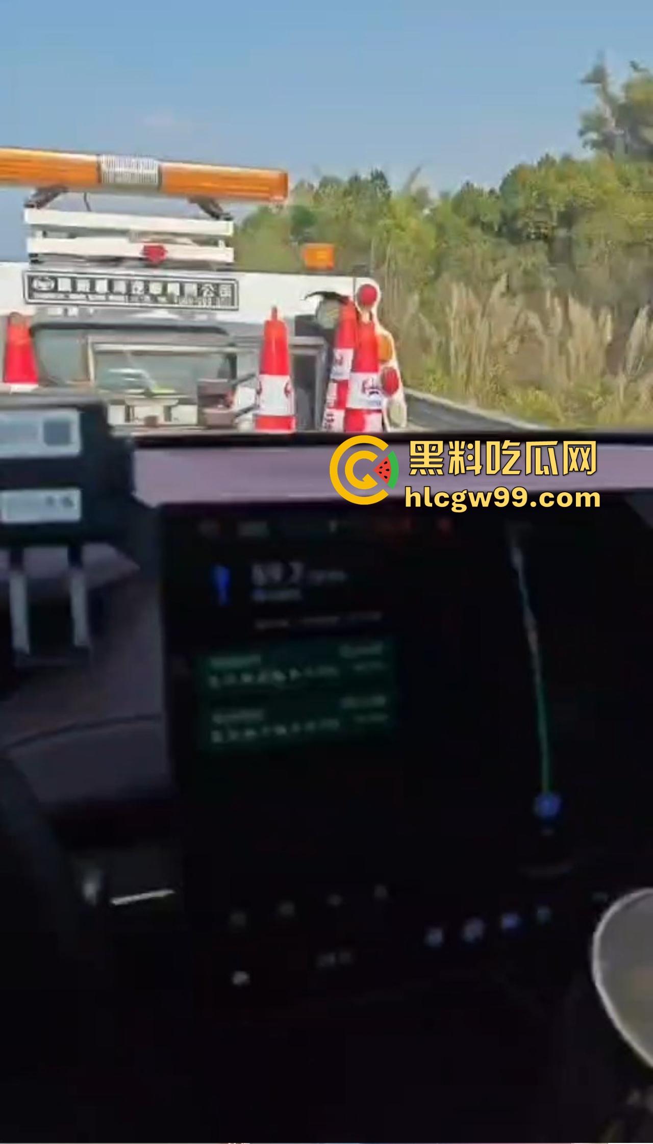 佛山小米SU7车主遇到修车店狠人大爷为挣补胎费,竟然故意划胎作案,哨兵模式全程实锤,缺德到家了!