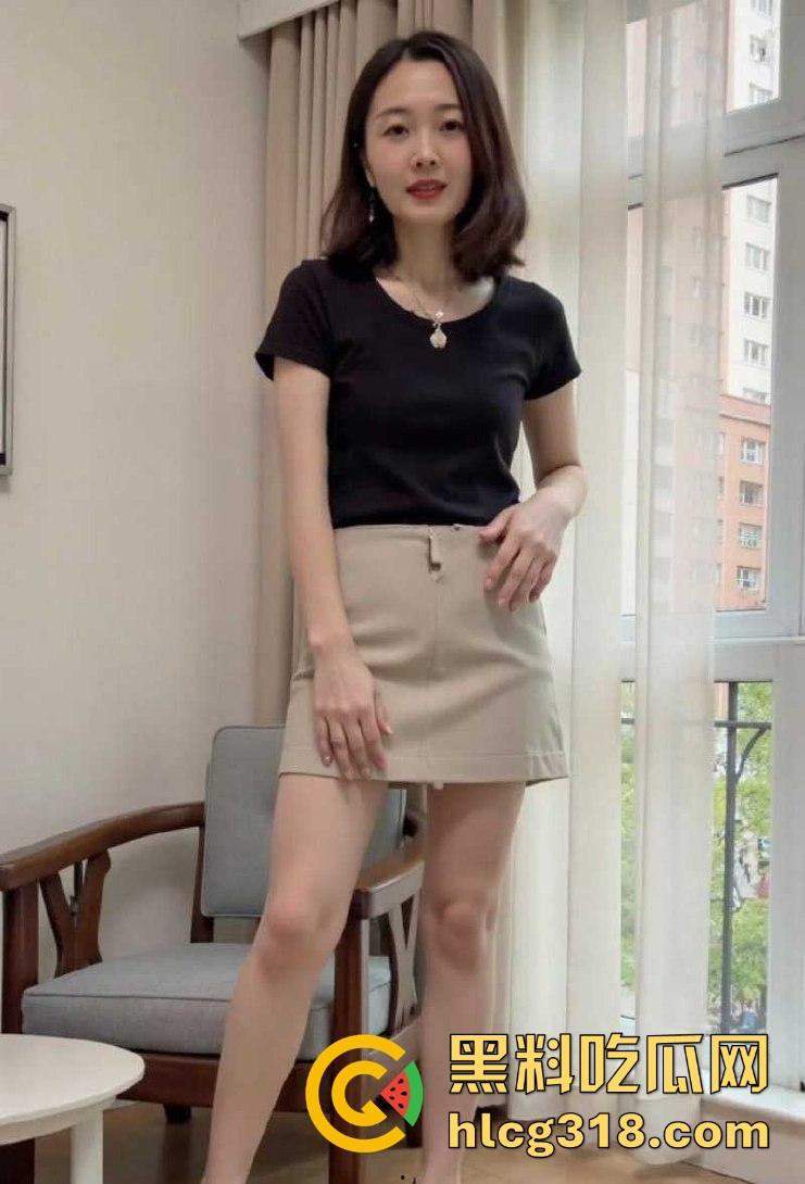 乱伦3P！丈母娘跟老婆齐上阵，丈母娘在旁边督战拍照，场面十分淫乱！