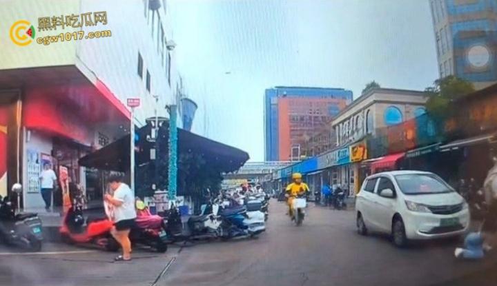 广西柳州金竺花苑小区门口，一男子持刀无差别砍人件，一名过路男子受伤送医，网传精神小伙疯狂行凶 !