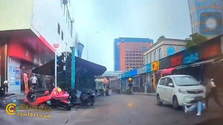 广西柳州金竺花苑小区门口,一男子持刀无差别砍人件,一名过路男子受伤送医,网传精神小伙疯狂行凶 !