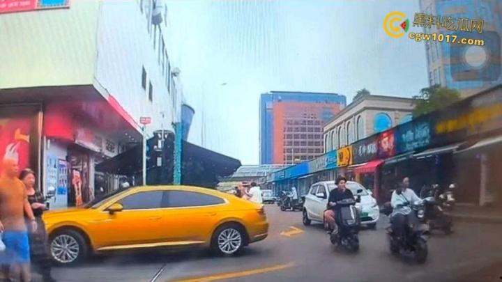 广西柳州金竺花苑小区门口,一男子持刀无差别砍人件,一名过路男子受伤送医,网传精神小伙疯狂行凶 !