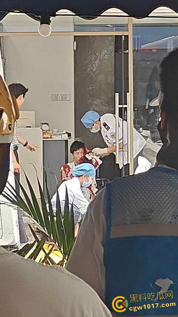 广西柳州金竺花苑小区门口,一男子持刀无差别砍人件,一名过路男子受伤送医,网传精神小伙疯狂行凶 !