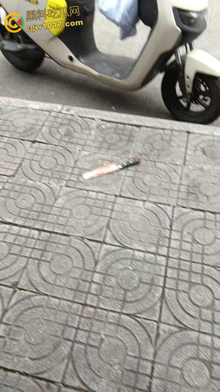 广西柳州金竺花苑小区门口,一男子持刀无差别砍人件,一名过路男子受伤送医,网传精神小伙疯狂行凶 !