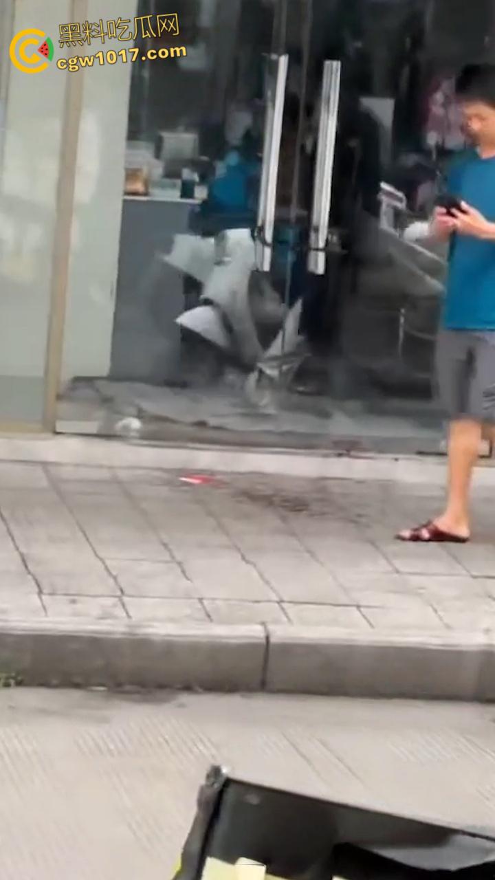 广西柳州金竺花苑小区门口,一男子持刀无差别砍人件,一名过路男子受伤送医,网传精神小伙疯狂行凶 !