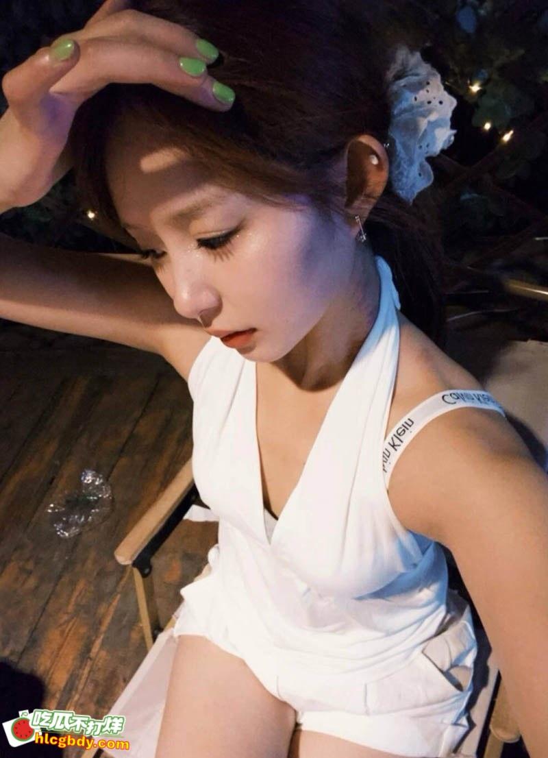 北京高颜值嫩妹【张敬怡】，刚分手就迫不及待约炮，露脸深喉后入呻吟不断，小粉穴被无套内射精液直流 ！