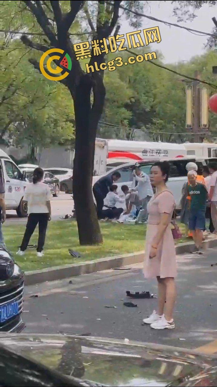 西安曲江 男司机突发疾病 车辆失控连撞多车 司机当场死亡 致4人受伤!