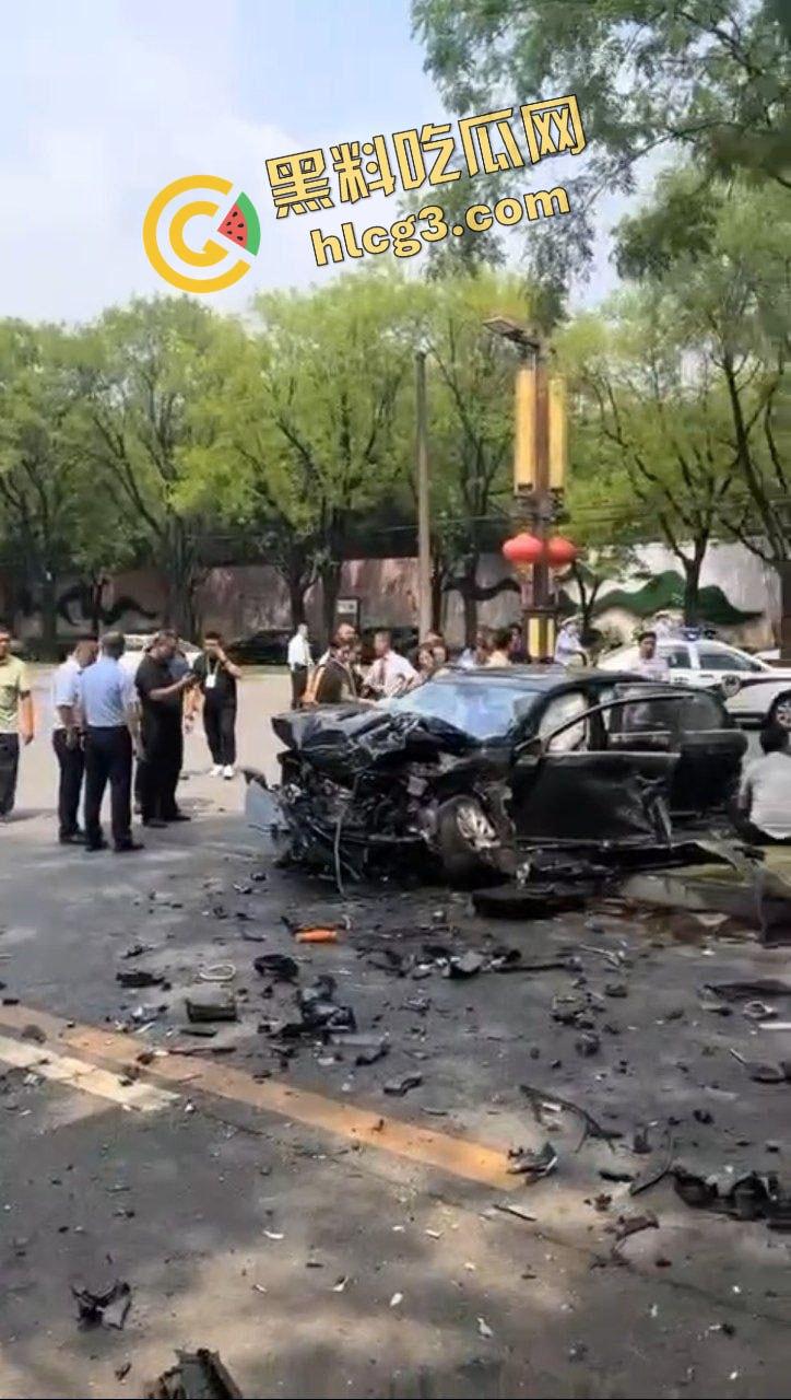 西安曲江 男司机突发疾病 车辆失控连撞多车 司机当场死亡 致4人受伤!