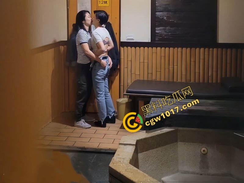 高档温泉酒店针孔盗摄女同洗澡实录!极品美乳,曲线玲珑,抱在一起疯狂深吻,浴缸春色无限