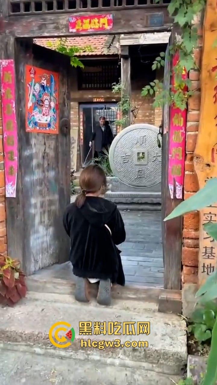 人不要脸至贱无敌！河南老逼登欠债不还 女子无奈当街嚎啕大哭下跪讨钱 欠钱的都是大爷！