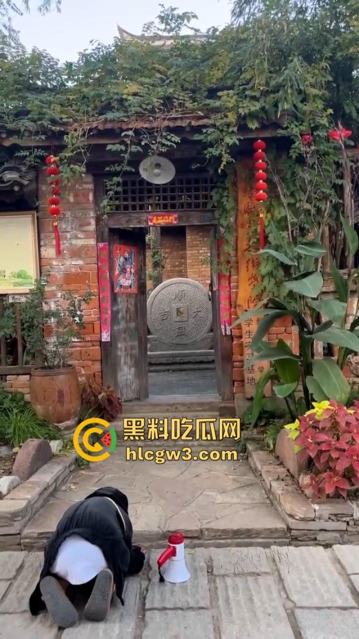 人不要脸至贱无敌!河南老逼登欠债不还 女子无奈当街嚎啕大哭下跪讨钱 欠钱的都是大爷!