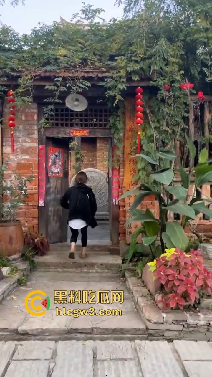 人不要脸至贱无敌!河南老逼登欠债不还 女子无奈当街嚎啕大哭下跪讨钱 欠钱的都是大爷!