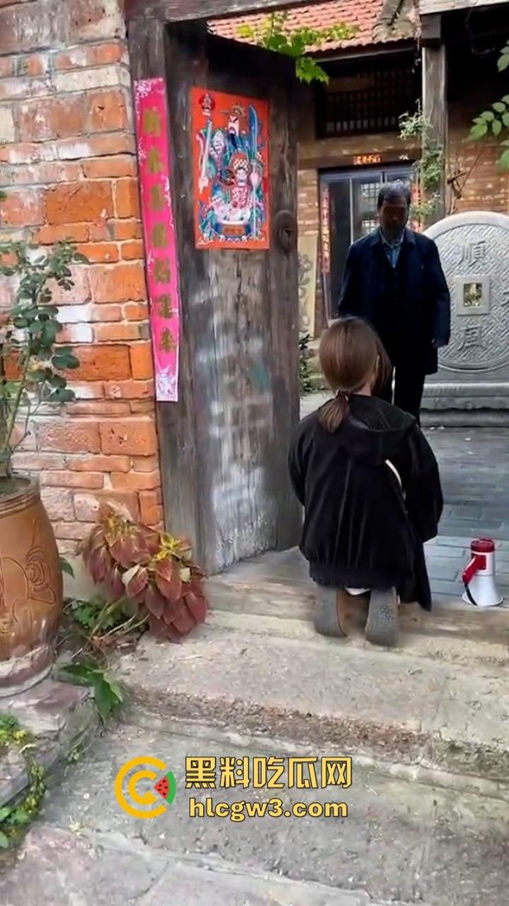 人不要脸至贱无敌!河南老逼登欠债不还 女子无奈当街嚎啕大哭下跪讨钱 欠钱的都是大爷!