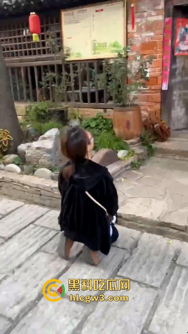 人不要脸至贱无敌!河南老逼登欠债不还 女子无奈当街嚎啕大哭下跪讨钱 欠钱的都是大爷!