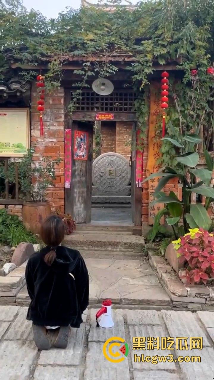 人不要脸至贱无敌!河南老逼登欠债不还 女子无奈当街嚎啕大哭下跪讨钱 欠钱的都是大爷!