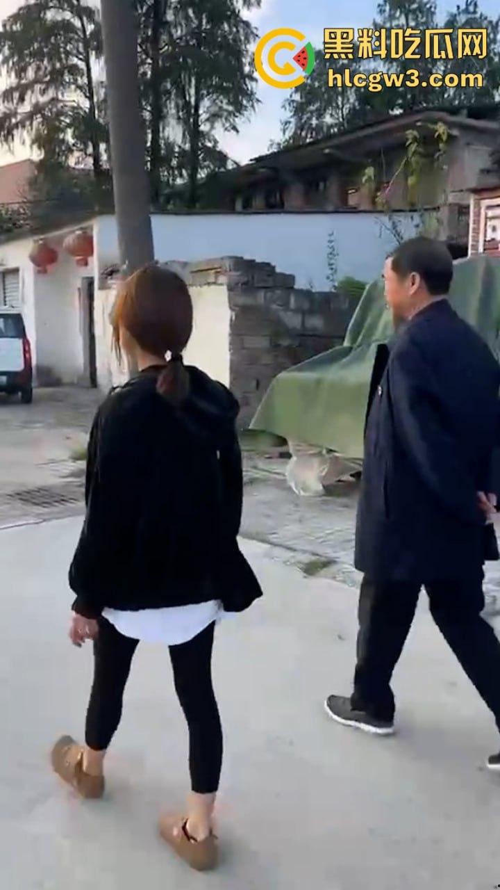 人不要脸至贱无敌!河南老逼登欠债不还 女子无奈当街嚎啕大哭下跪讨钱 欠钱的都是大爷!