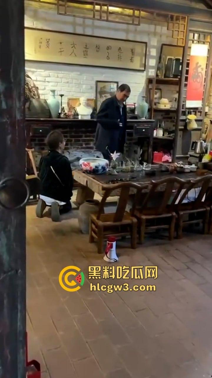 人不要脸至贱无敌!河南老逼登欠债不还 女子无奈当街嚎啕大哭下跪讨钱 欠钱的都是大爷!