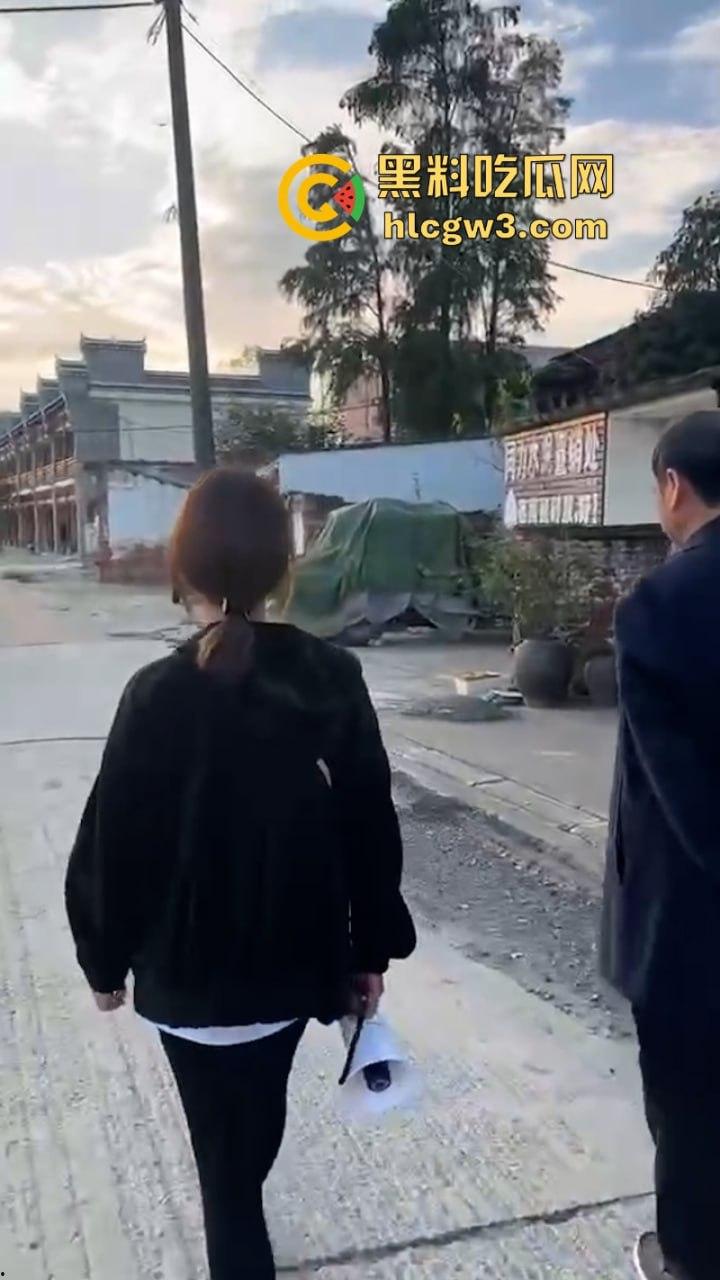 人不要脸至贱无敌!河南老逼登欠债不还 女子无奈当街嚎啕大哭下跪讨钱 欠钱的都是大爷!