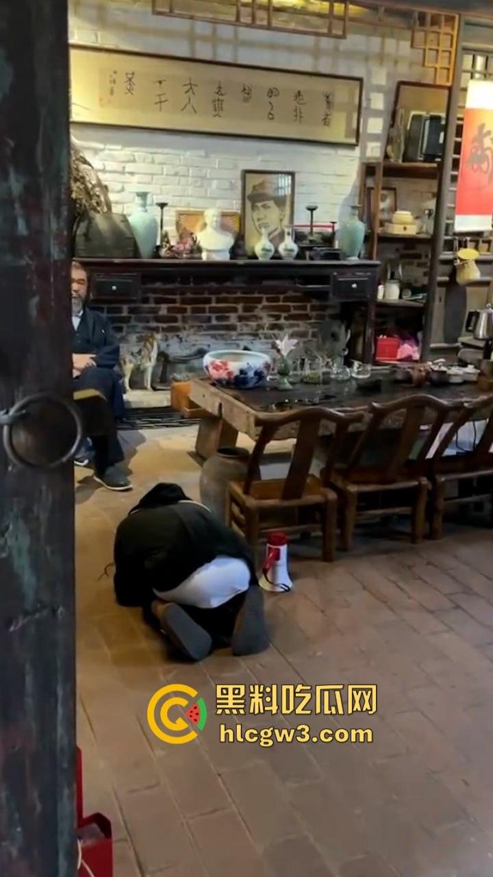 人不要脸至贱无敌!河南老逼登欠债不还 女子无奈当街嚎啕大哭下跪讨钱 欠钱的都是大爷!