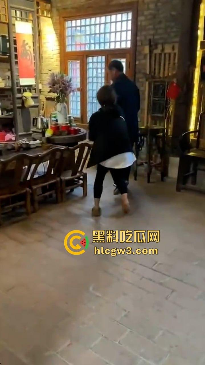 人不要脸至贱无敌!河南老逼登欠债不还 女子无奈当街嚎啕大哭下跪讨钱 欠钱的都是大爷!