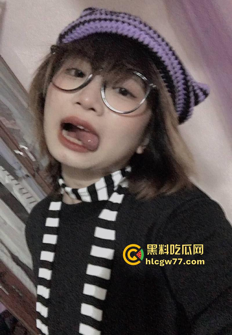 越南童颜巨乳网红，极品身材眼镜母狗，镜头前揉奶自慰，粉嫩巨乳让人口水直流！