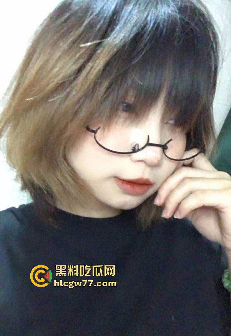 越南童颜巨乳网红,极品身材眼镜母狗,镜头前揉奶自慰,粉嫩巨乳让人口水直流!