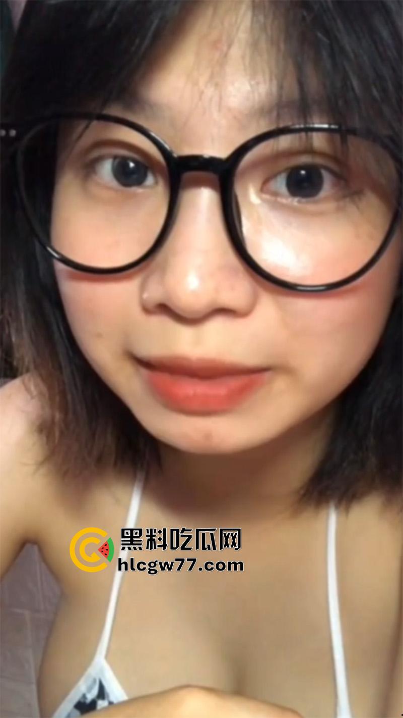 越南童颜巨乳网红,极品身材眼镜母狗,镜头前揉奶自慰,粉嫩巨乳让人口水直流!