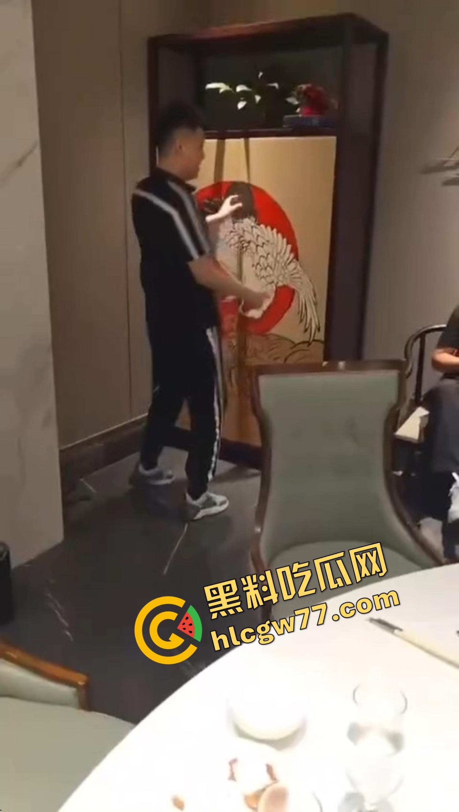 辽宁精神小伙聚会，妹子全裸藏柜子开场，饭局后全员直奔酒店，5人大乱斗场面淫荡无比！