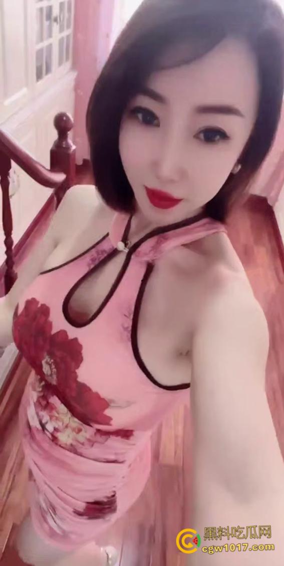 抖音短发少妇【酥酥麻麻】,韵味反差巨乳尤物,与金主一对一风骚揉奶,吊带丝袜抠逼自慰,淫水四溢!