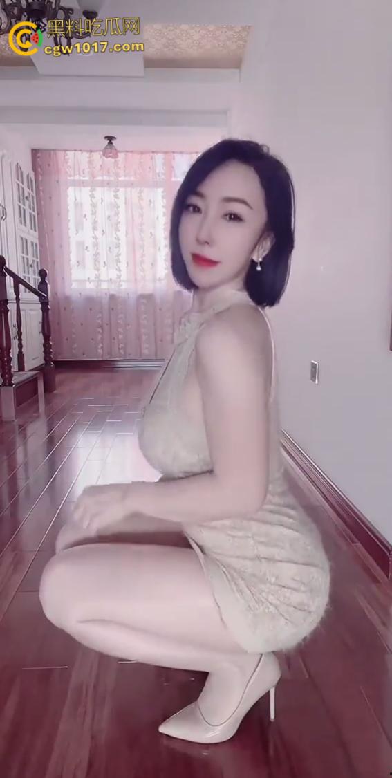 抖音短发少妇【酥酥麻麻】,韵味反差巨乳尤物,与金主一对一风骚揉奶,吊带丝袜抠逼自慰,淫水四溢!