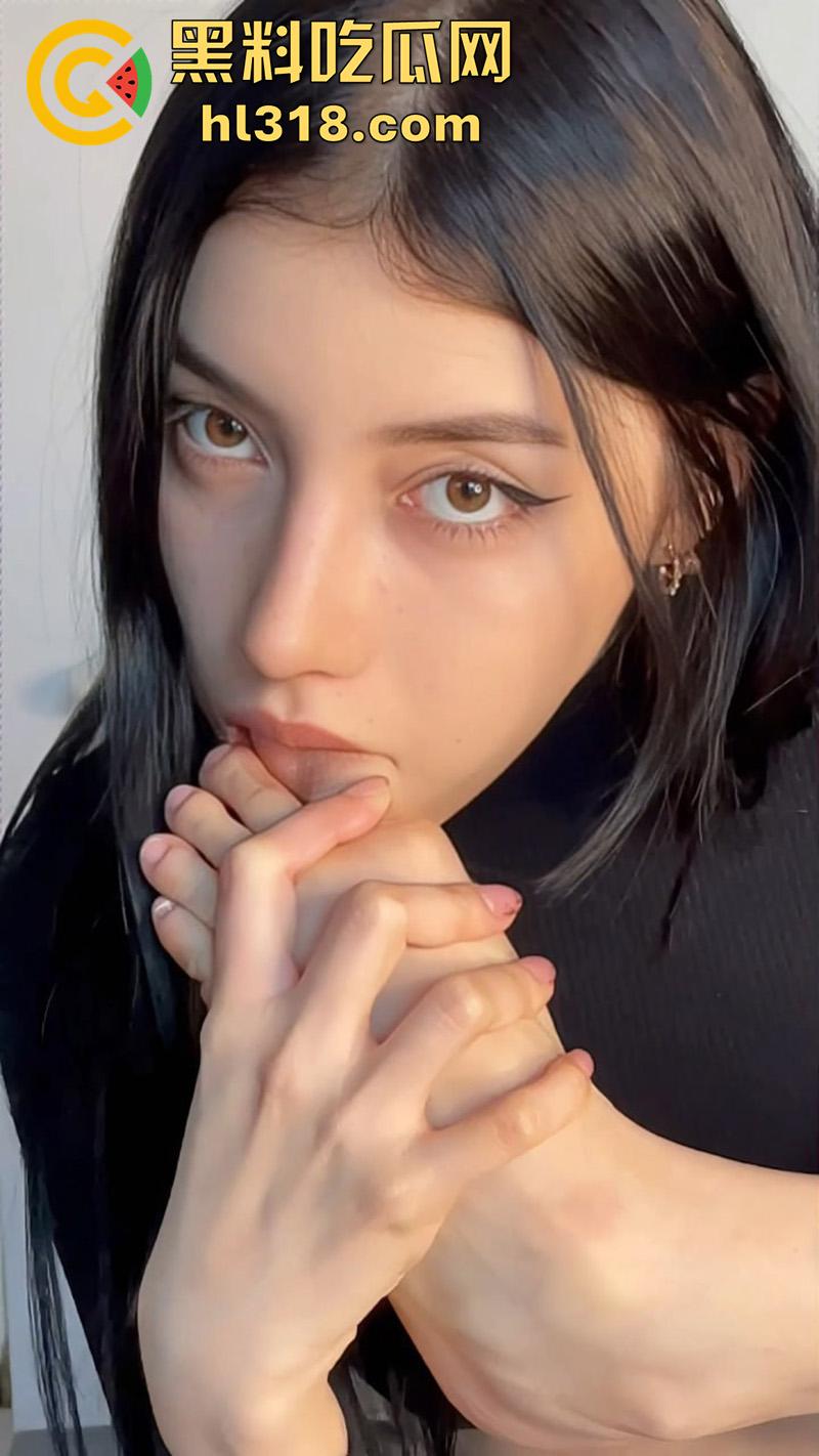 神似迪丽热巴的冷淡御姐,颜值超高的性感尤物,私下却是骚母狗一只,深喉吃大屌榨精实在太反差了!