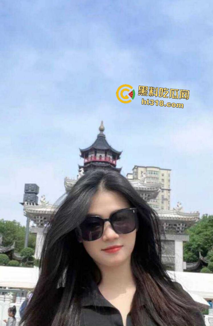 兴业银行女高管业余时间勾引下属，逼毛浓密从不剃，全程趴床让下属后入狂操！业绩从此不用愁！