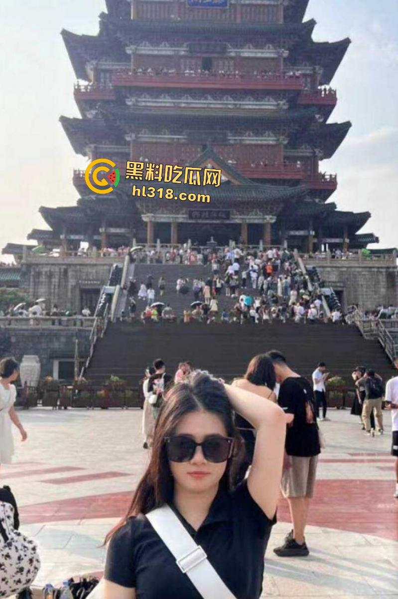 兴业银行女高管业余时间勾引下属,逼毛浓密从不剃,全程趴床让下属后入狂操!业绩从此不用愁!