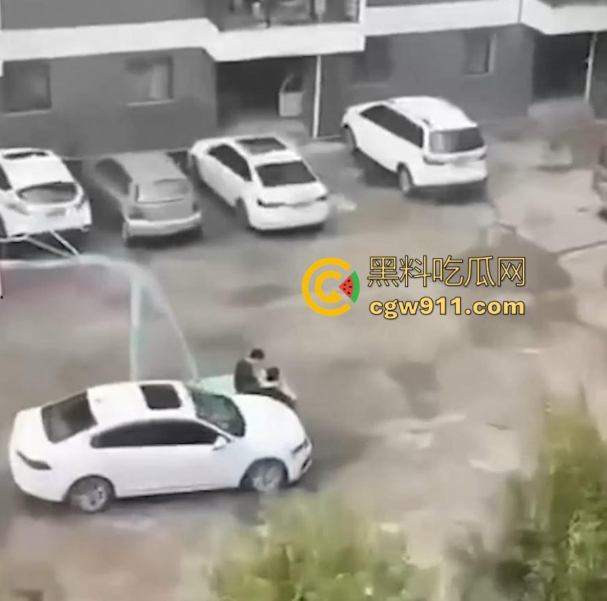 情侣小区公共篮球场情不自禁激情野战，篮球架下偷吃禁果，女生专心吃鸡男生放风盯哨，极其刺激！