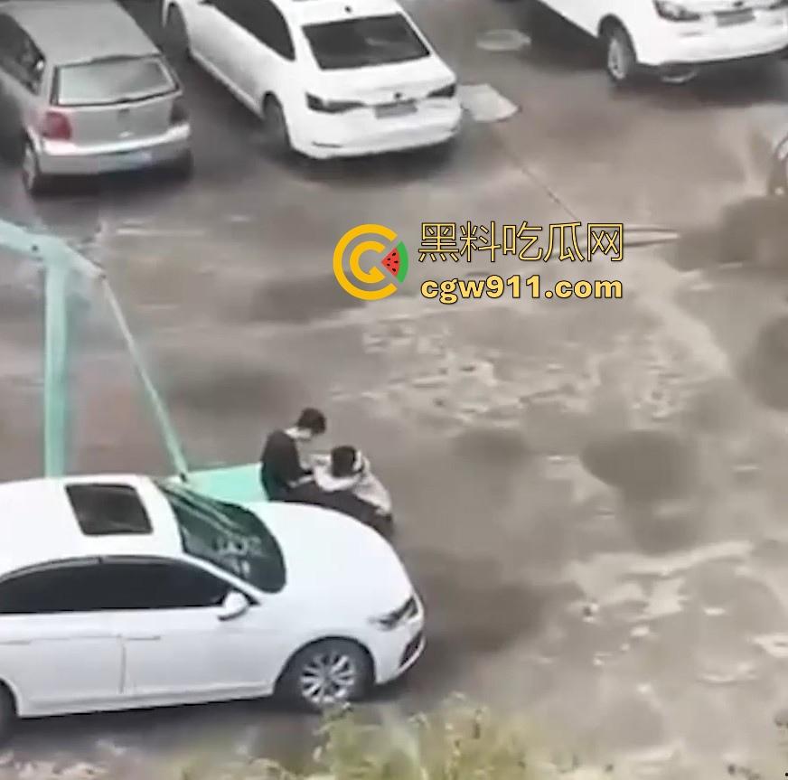 情侣小区公共篮球场情不自禁激情野战,篮球架下偷吃禁果,女生专心吃鸡男生放风盯哨,极其刺激!