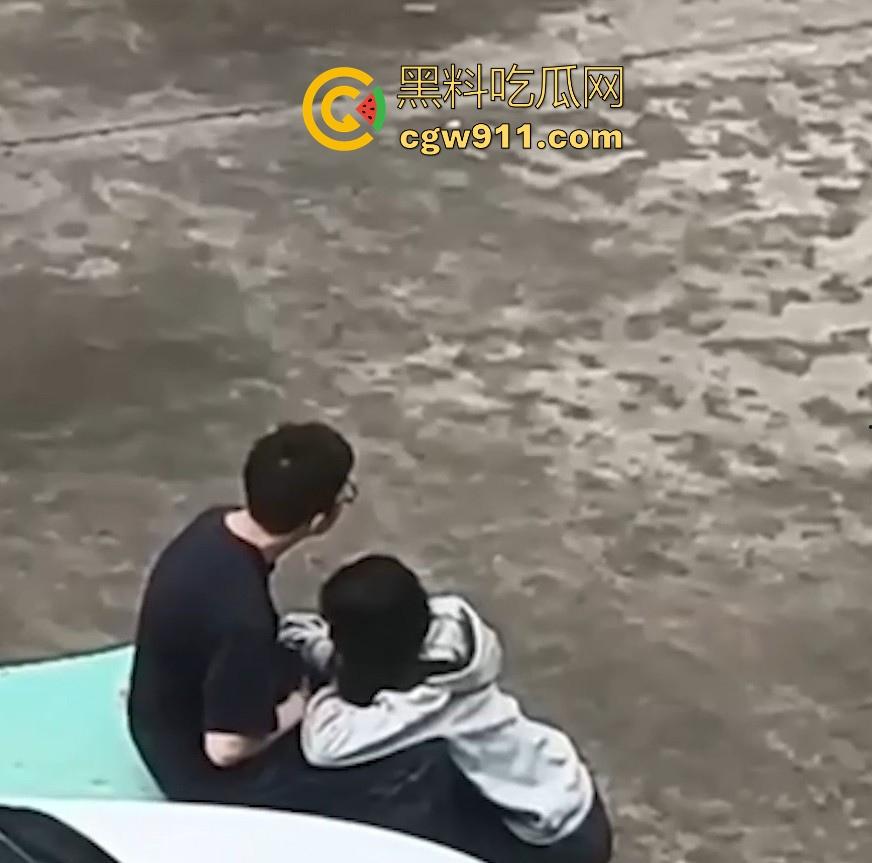 情侣小区公共篮球场情不自禁激情野战,篮球架下偷吃禁果,女生专心吃鸡男生放风盯哨,极其刺激!