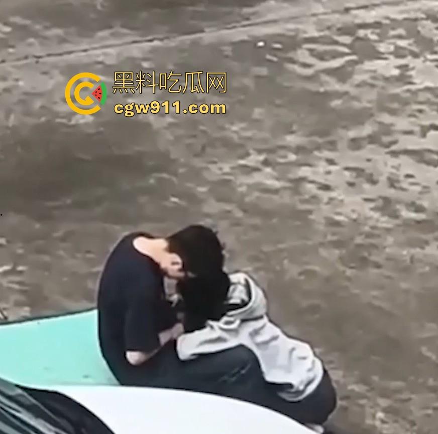 情侣小区公共篮球场情不自禁激情野战,篮球架下偷吃禁果,女生专心吃鸡男生放风盯哨,极其刺激!