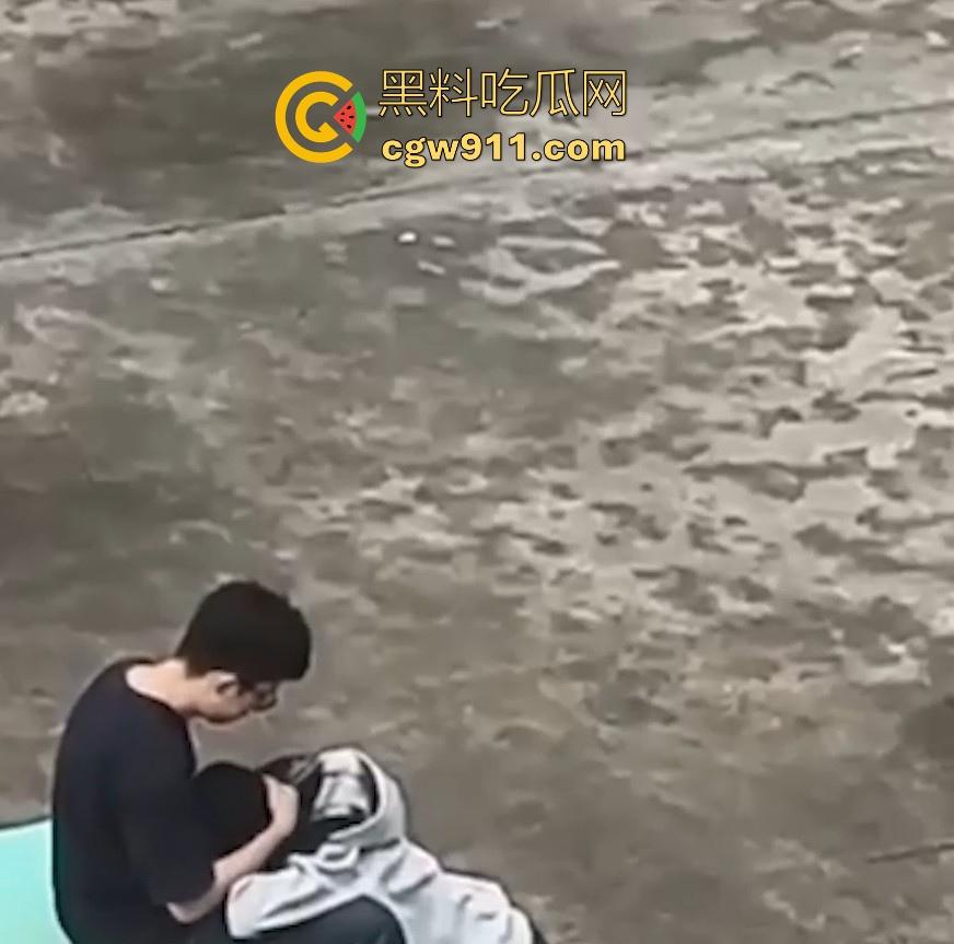 情侣小区公共篮球场情不自禁激情野战,篮球架下偷吃禁果,女生专心吃鸡男生放风盯哨,极其刺激!