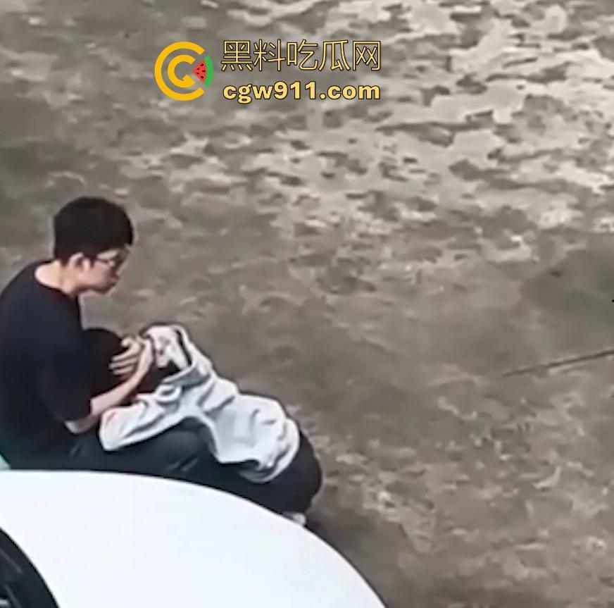 情侣小区公共篮球场情不自禁激情野战,篮球架下偷吃禁果,女生专心吃鸡男生放风盯哨,极其刺激!