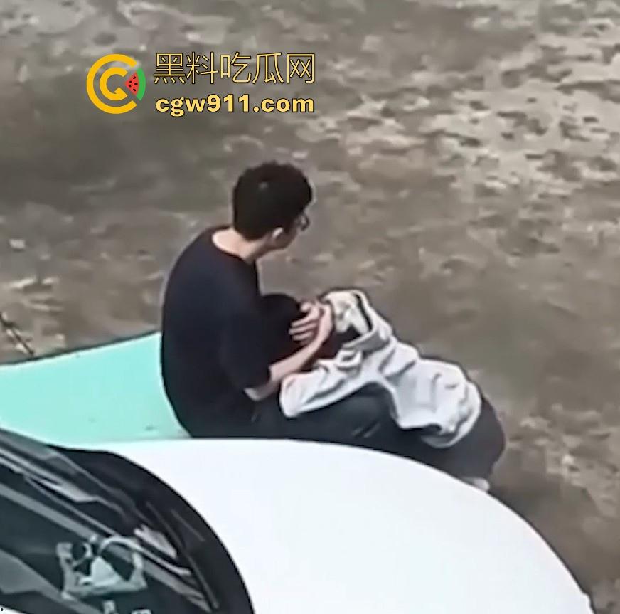 情侣小区公共篮球场情不自禁激情野战,篮球架下偷吃禁果,女生专心吃鸡男生放风盯哨,极其刺激!